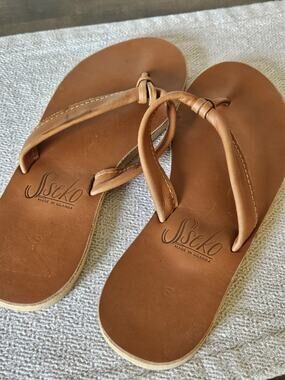 Sseko Leather Sandal Flip Flop Women Size 9.5-10/Made in Uganda/ Caramel Brown